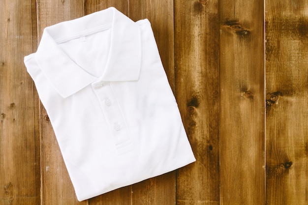 Camisa blanca en la mesa de madera