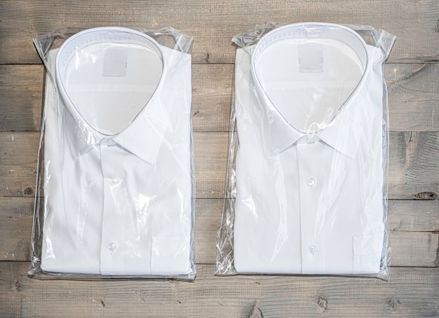 Camisa blanca plegable sobre fondo blanco de madera