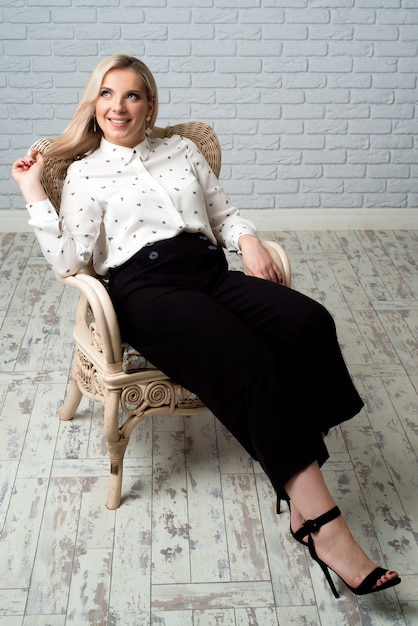 Camisa blanca que lleva de la mujer bonita joven.