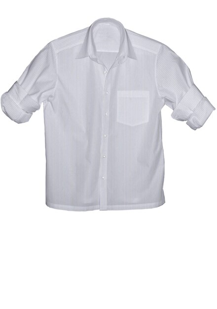 Una camisa blanca con una raya azul cuelga sobre un fondo blanco.