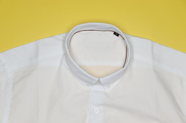 Camisa blanca sobre un fondo blanco.