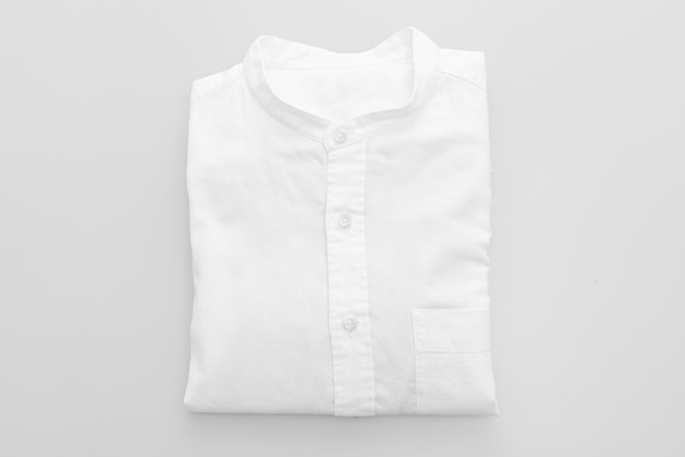 Foto camisa branca dobra na superfície branca