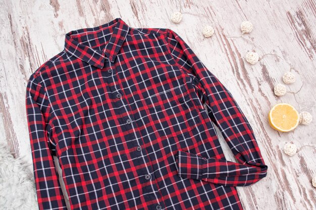 Camisa a cuadros sobre una superficie de madera