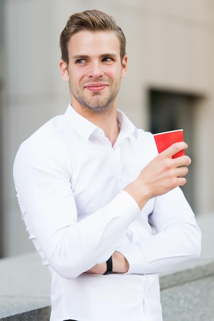 Camisa elegante de gerente de hombre disfrutar de fondo urbano de café. Hombre de negocios elegante beber té o café. Descanse para relajarse y recargar energía bebida con cafeína. Toma una taza de café. Prefiere el café para llevar.