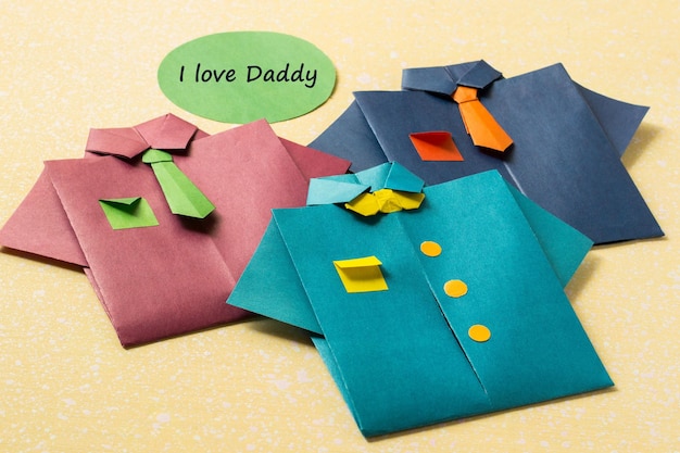 Foto camisa hecha de papel en técnica de origami e inscripción i love daddy