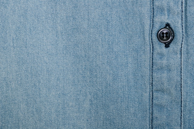 Foto camisa jeans azul claro com botão preto