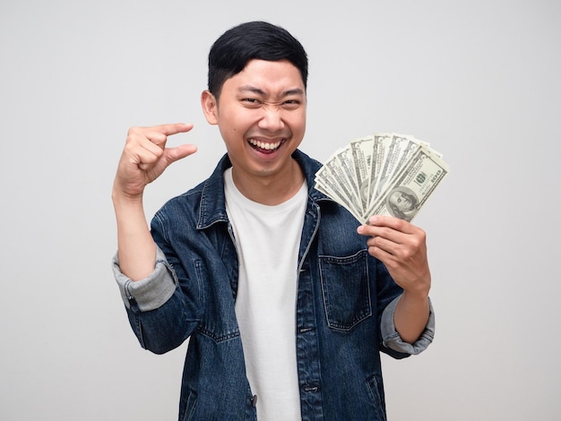 La camisa de jeans de hombre alegre sonríe y muestra dinero en la mano Concepto fácil de ganar dinero