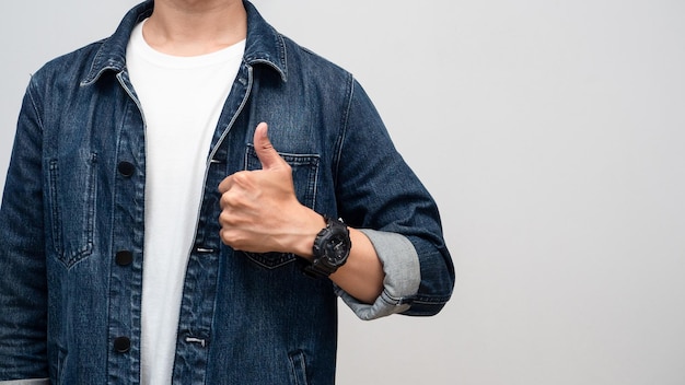 Camisa de jeans de hombre de cerca con ver el pulgar arriba aislado