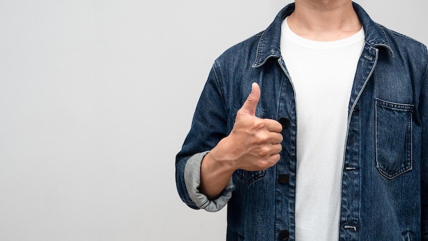 Camisa de jeans de hombre de cerca con ver el pulgar arriba aislado