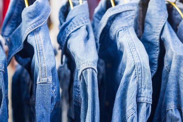 Camisa de jeans vendido en el mercado, primer plano de chaqueta de jeans