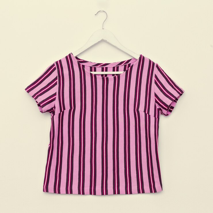 Foto camisa listrada elegante em cabide em fundo branco