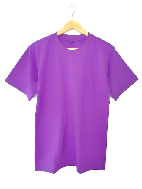 Una camisa morada cuelga de una percha con la palabra "on it".