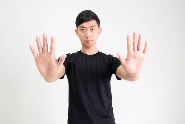 Camisa negra del hombre asiático joven cuenta de uno a diez a mano medio cuerpo sobre fondo blanco aislado