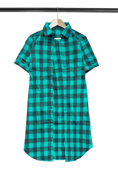 Camisa en percha aislada