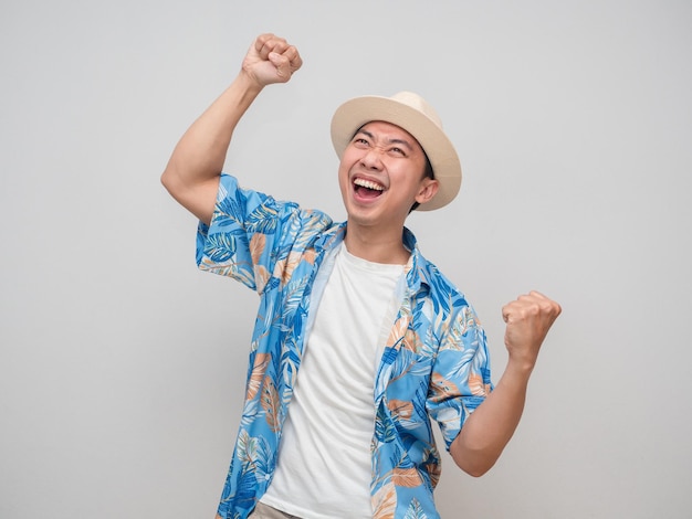 Camisa de playa de hombre asiático usar sombrero gesto felicidad satisfecha sobre vacaciones