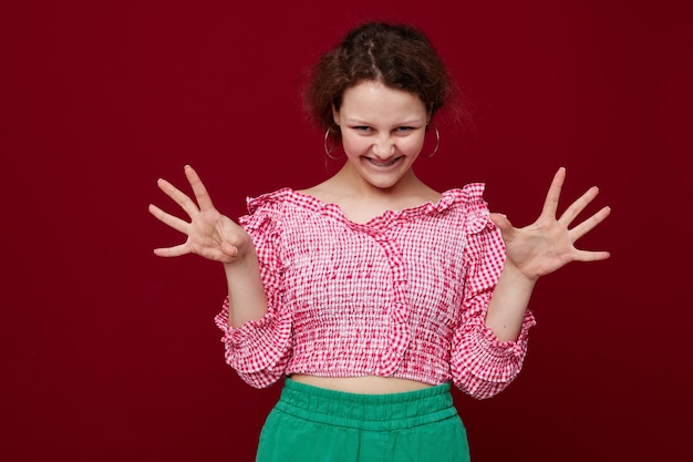 Camisa rosa mujer alegre posando gesto de la mano