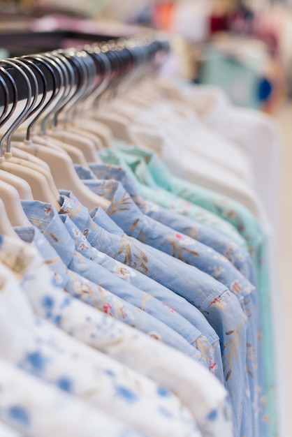 Las camisas cuelgan de una percha en la tienda