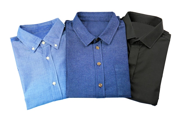 Camisas de homem novo em fundo branco