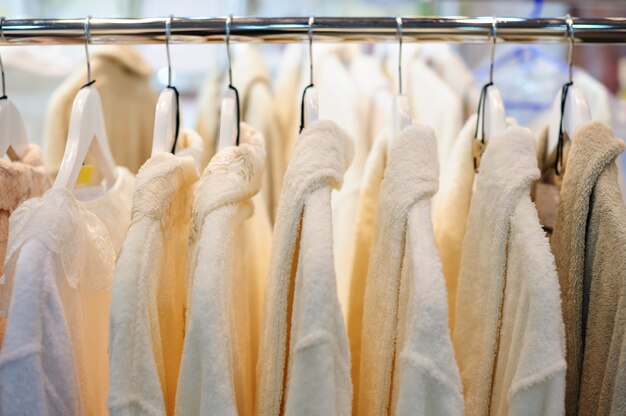 Camisas de hombre blanco en perchas en la tienda