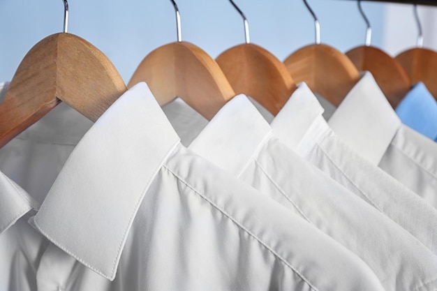 Camisas limpias colgadas en la rejilla en el primer plano de la lavandería