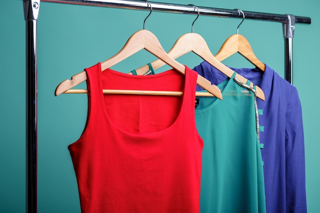 Camisas de las mujeres coloridas en perchas de madera en bluend. RGB