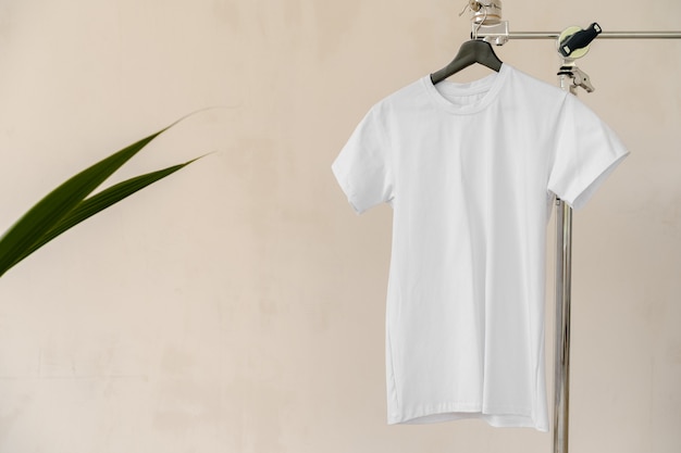 Camiseta de algodón blanca lisa en percha para su diseño