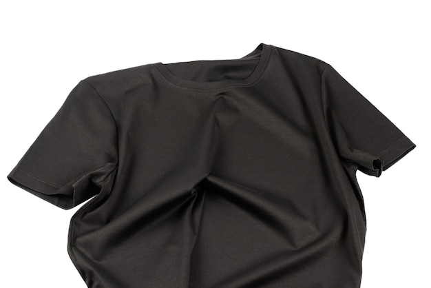 Una camiseta de algodón negro aislada en un fondo blanco.