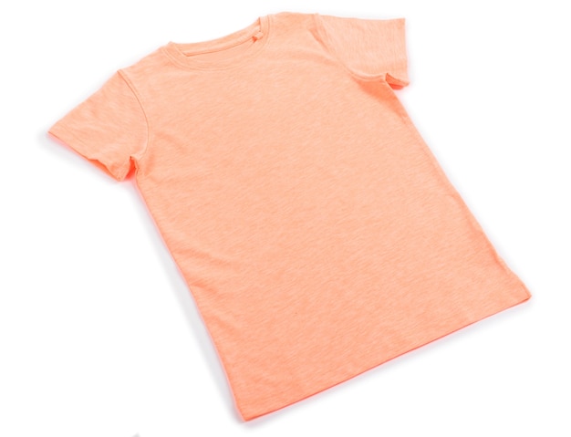 Camiseta de algodón rosa aislado en la pared blanca
