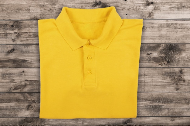 Camiseta amarilla aislado sobre fondo