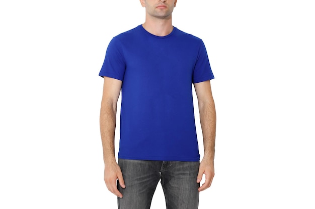 Camiseta azul escura em um layout de homem isolado em um espaço de cópia de fundo branco