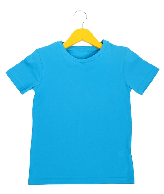 Camiseta azul en percha aislado en blanco