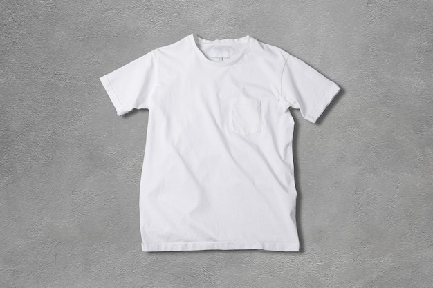 Camiseta básica blanca sobre hormigón gris
