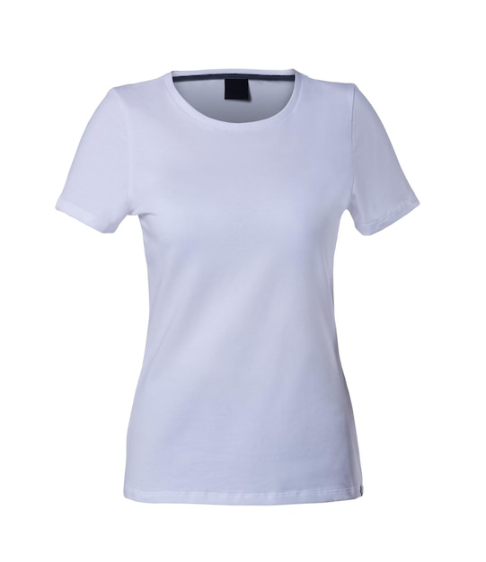 Una camiseta blanca aislada en blanco