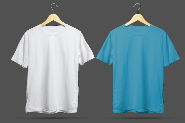 Camiseta blanca y azul en blanco sobre fondo gris