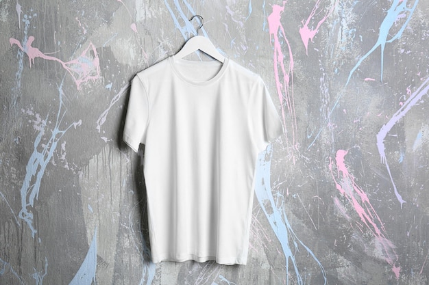 Camiseta blanca en blanco sobre fondo grunge