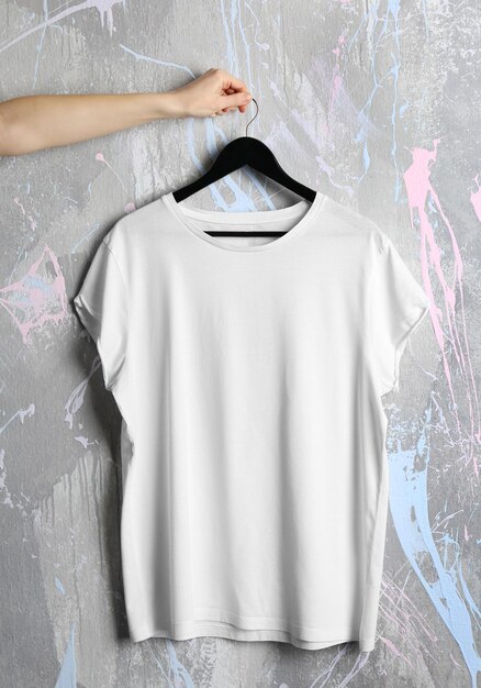 Camiseta blanca en blanco sobre un fondo grunge