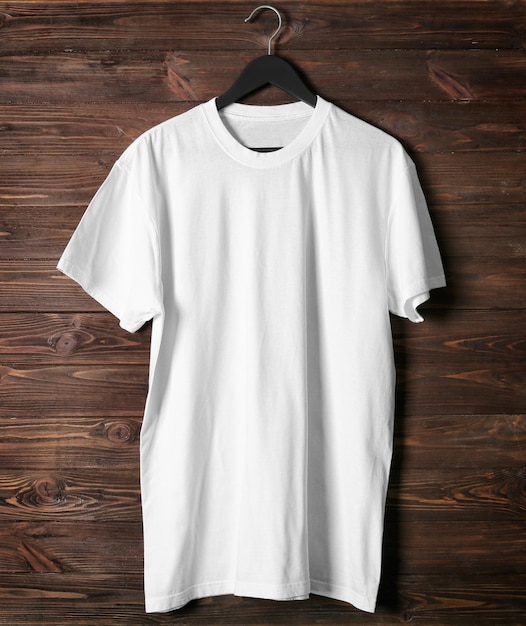 Camiseta blanca en blanco sobre fondo de madera