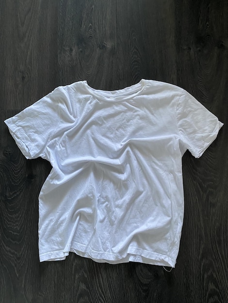 Foto camiseta blanca camiseta sin patrón para un logotipo sobre un fondo negro