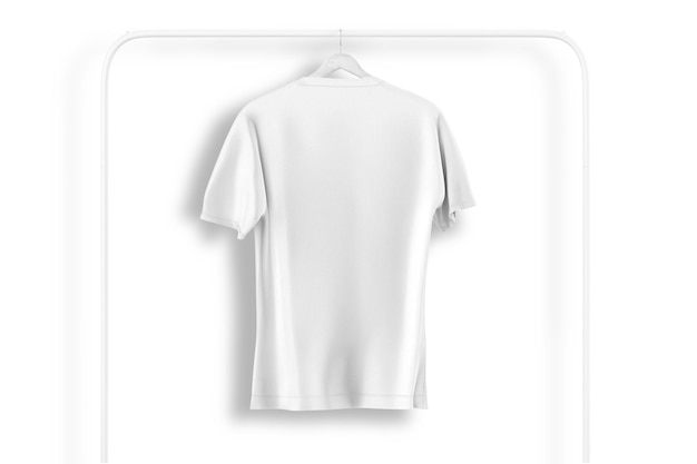 Una camiseta blanca colgada en un tendedero con la palabra "t"