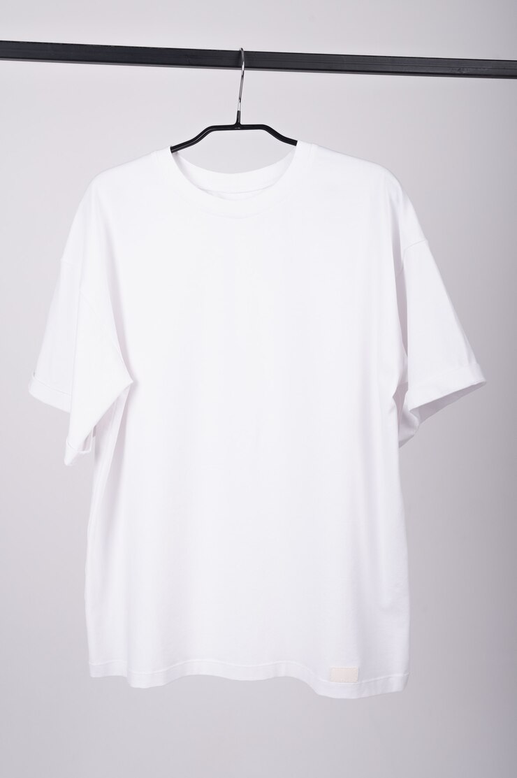 La camiseta blanca cuelga de una percha.
