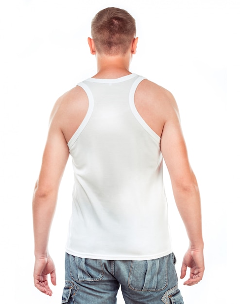 Camiseta blanca en un hombre joven