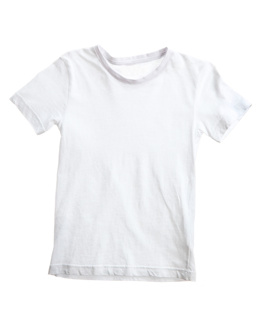 Camiseta blanca para niños aislada sobre superficie blanca