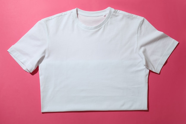 Camiseta blanca sobre fondo rosa