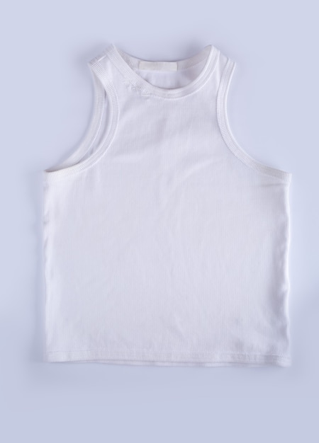 Camiseta blanca sobre una superficie blanca