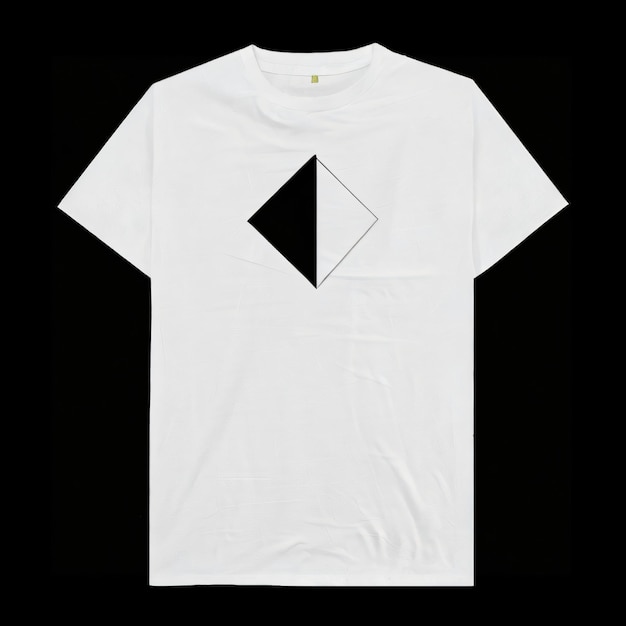 Una camiseta blanca con un triángulo negro en ella.