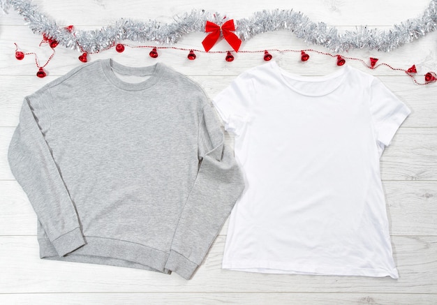 Camiseta branca e enfeites de Natal no chão de madeira