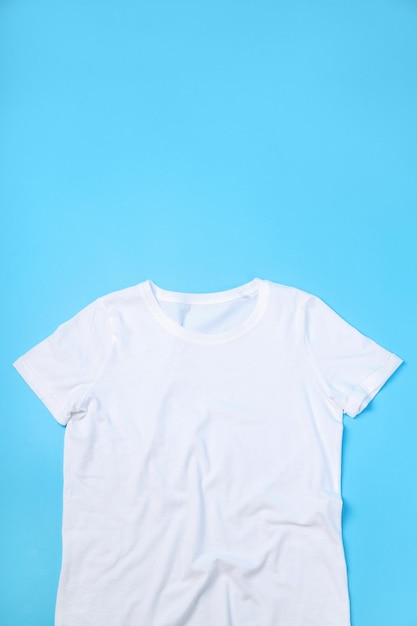 Foto camiseta branca em branco com espaço para impressão em fundo azul