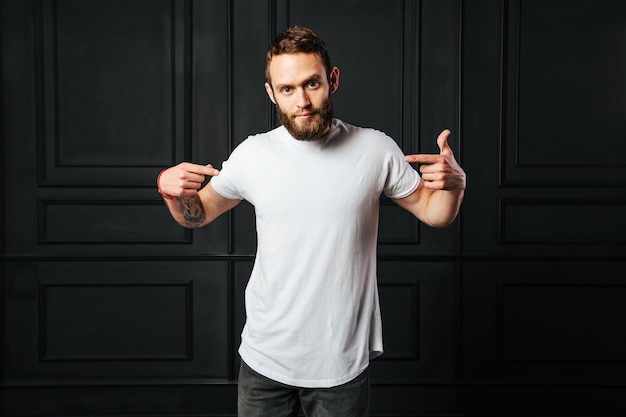 Camiseta branca em branco com espaço para seu logotipo em um homem moderno com barba