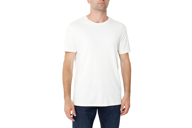 Camiseta branca em um layout de homem isolado em um espaço de cópia de fundo branco