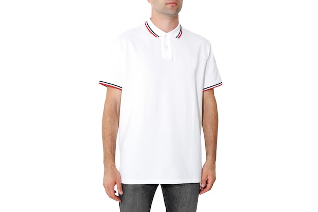 Camiseta branca em um layout de homem isolado em um espaço de cópia de fundo branco